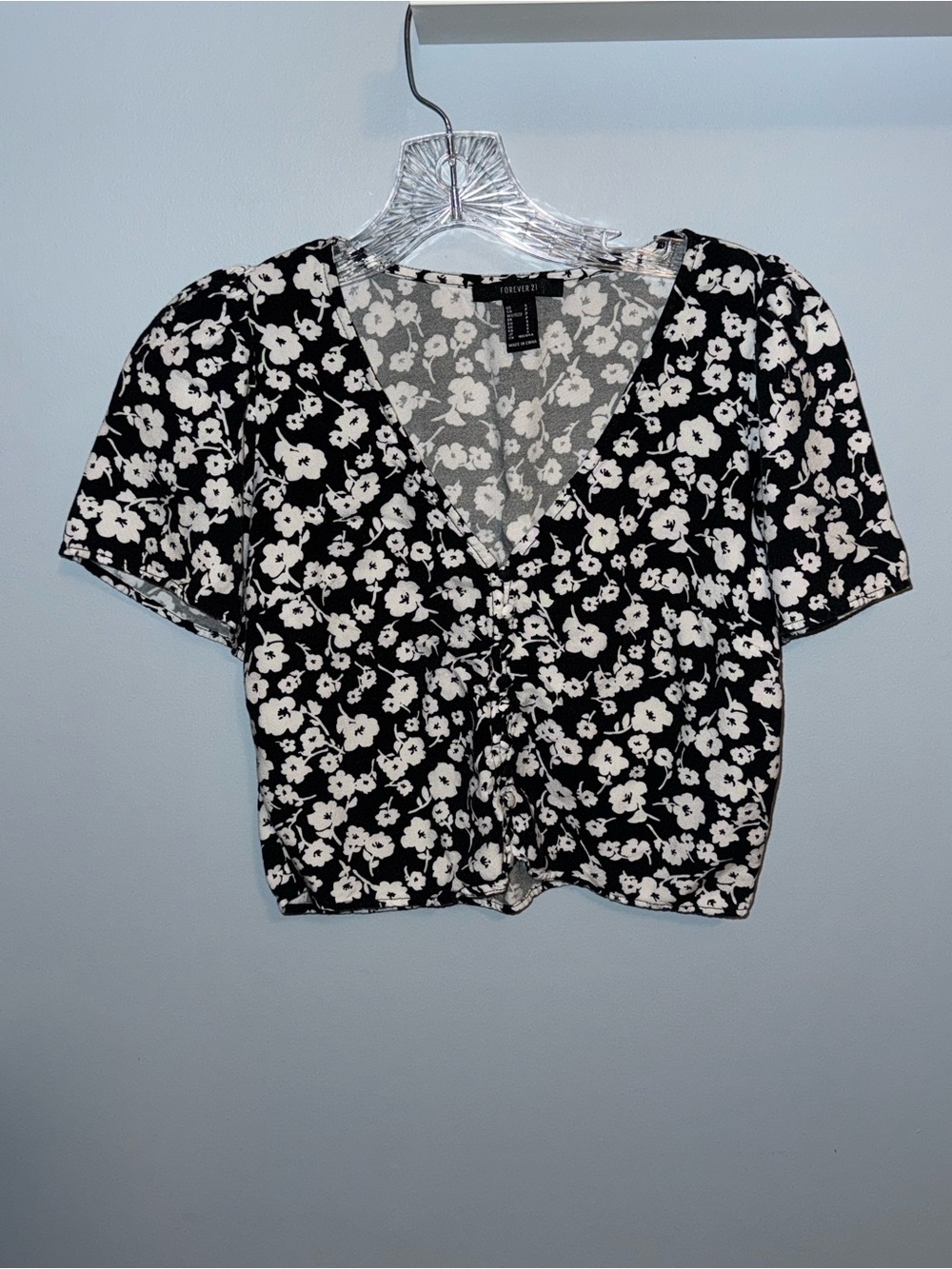 Forever 21 Black & White Floral Short Sleeve Blouse (Size Small)